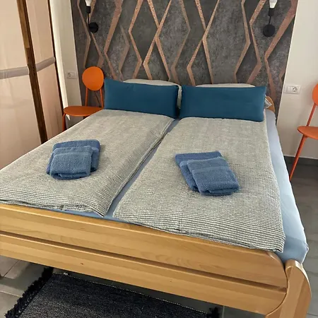 Old Square House - Hisa Na Starem Trgu * טולמין